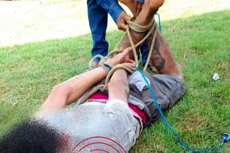 Moradores agridem suspeito de furtar obra em Campo Grande-MS Moradores agridem suspeito de furtar obra em Campo Grande-MS