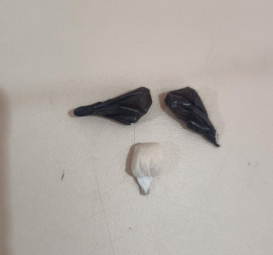 Jovem que portava drogas perto de hospital, também era foragido da Justiça de Três Lagoas 