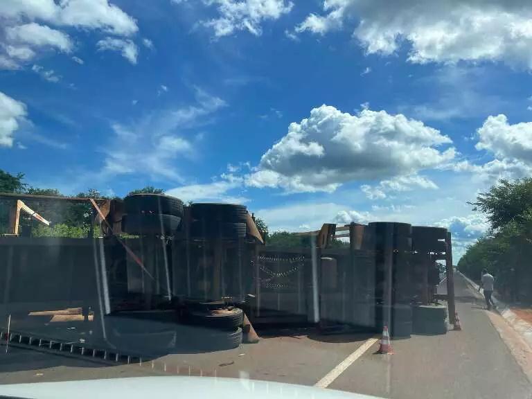 Carreta com carga de eucalipto tomba e interdita parcialmente a BR-158 entre Três Lagoas e Selvíria