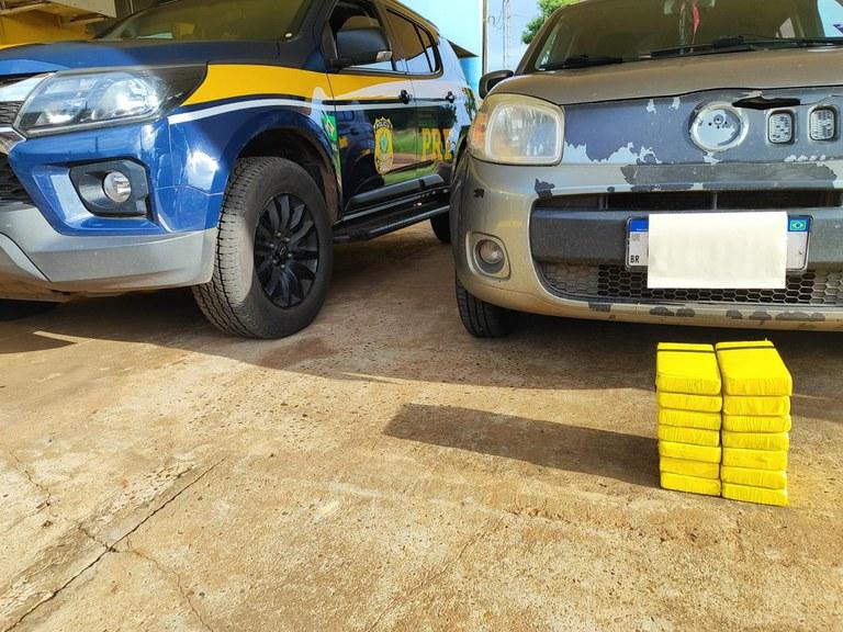 BR-262: Casal é flagrado transportando 14,5 kg de cocaína com duas crianças em um bebê de 6 meses; droga seria entregue em Três Lagoas BR-262: Casal é flagrado transportando 14,5 kg de cocaína com duas crianças em um bebê de 6 meses; droga seria entregue em Três Lagoas