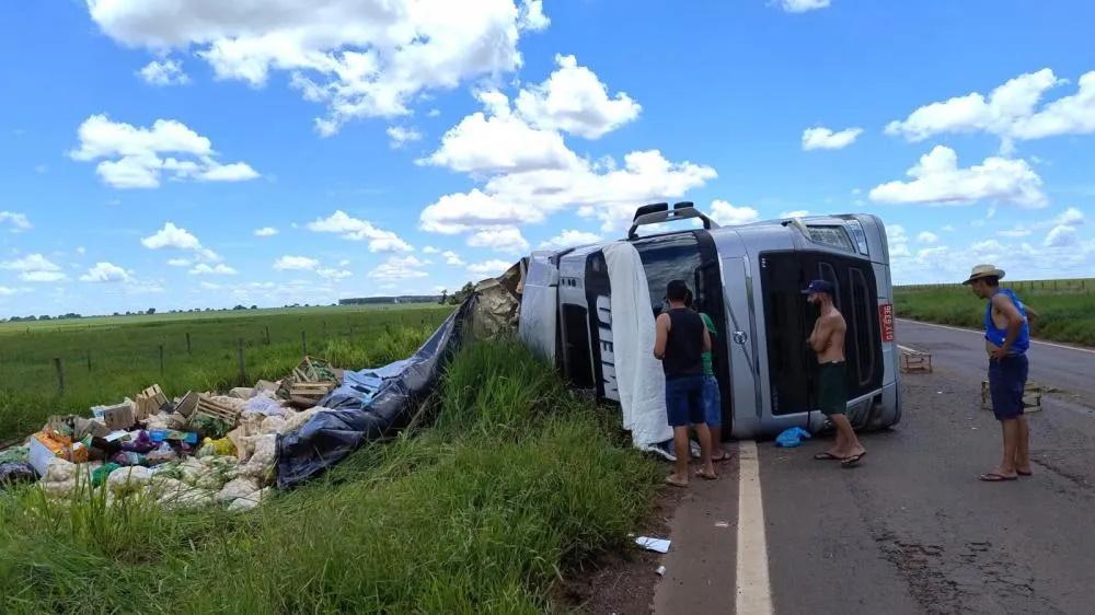 Carreta tombar na MS-040, em Santa Rita do Pardo e mulher fica ferida, marido e filha saíram ilesos