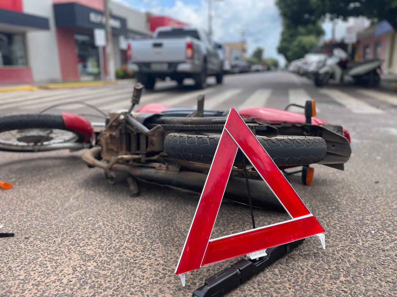 Colisão entre motocicleta e caminhonete no centro de Três Lagoas deixa motociclista ferido