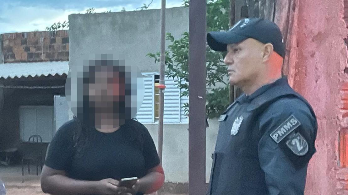 Moradores da “ocupação do bairro Guanabara” fazem reunião por causa de instalação de fossa próxima a poço comunitário; PM foi acionada para orientar uma das moradoras