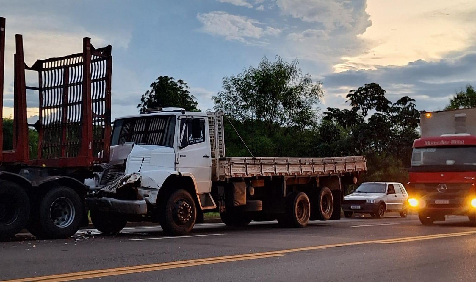 Engavetamento na BR-262: Caminhões e carros se envolvem em acidente próximo à ponte de Jupiá entre a divisa de MS-SP Engavetamento na BR-262: Caminhões e carros se envolvem em acidente próximo à ponte de Jupiá entre a divisa de MS-SP
