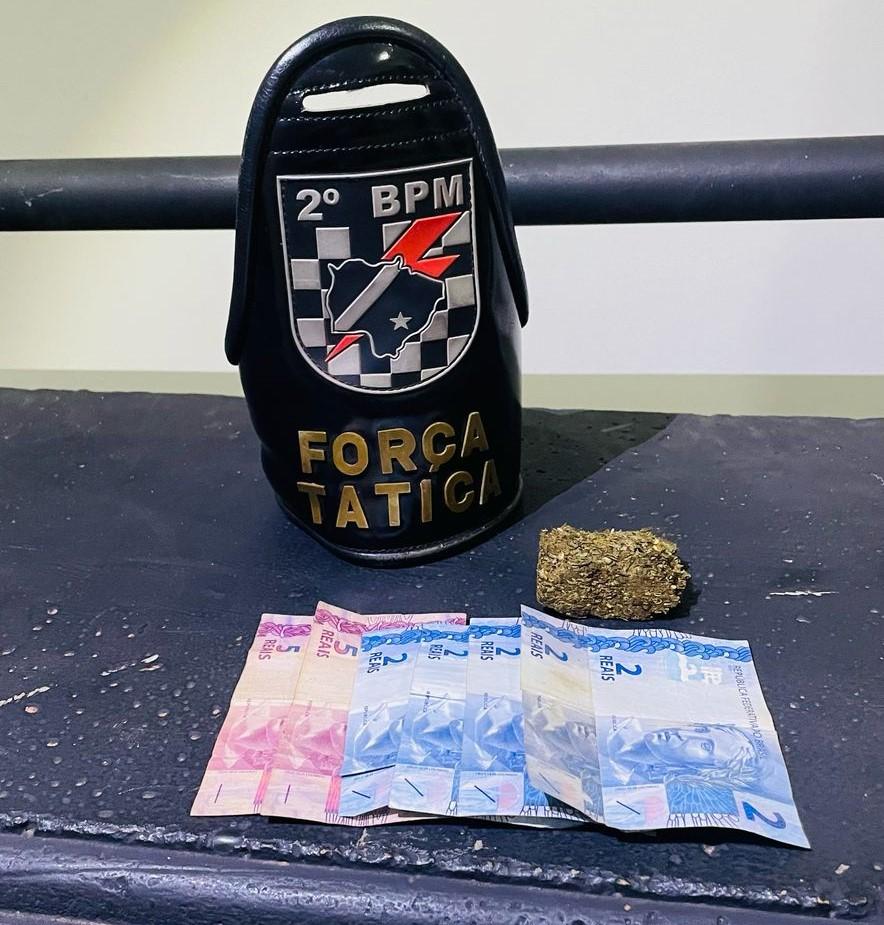Força Tática prende suspeito de tráfico e flagra consumo de drogas em condomínio de Três Lagoas Força Tática prende suspeito de tráfico e flagra consumo de drogas em condomínio de Três Lagoas