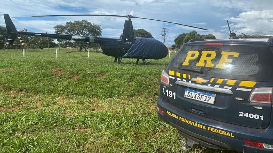 Helicóptero é apreendido 'largado' em fazenda de Paranaíba-MS