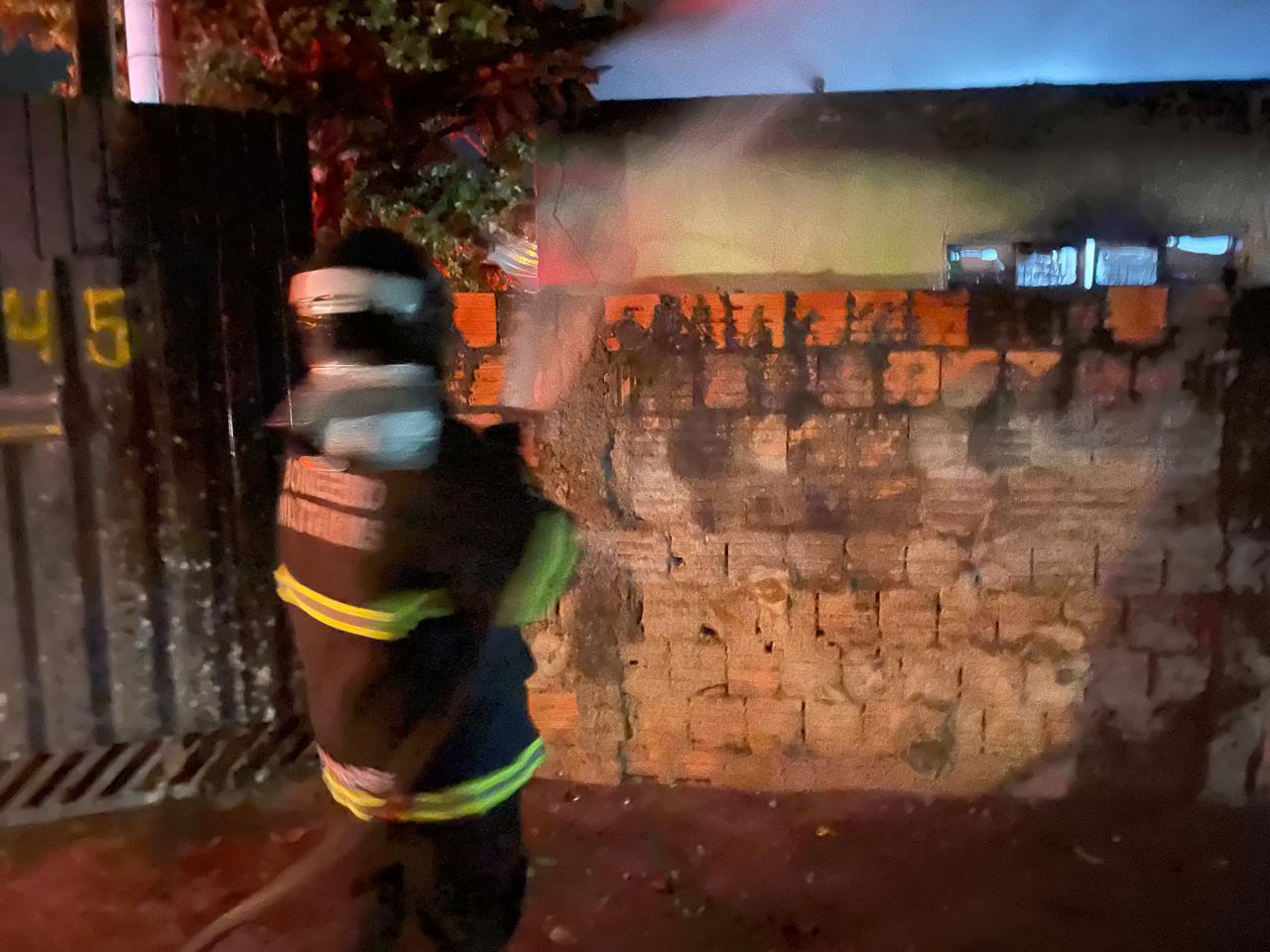 Homem ateia fogo em residência no Jd. Das Oliveiras e polícia não descarta a hipótese de ser criminoso 