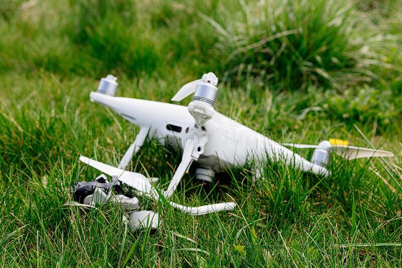 Homem encontra drone danificado em quintal e entrega à Polícia de Três Lagoas Homem encontra drone danificado em quintal e entrega à Polícia de Três Lagoas