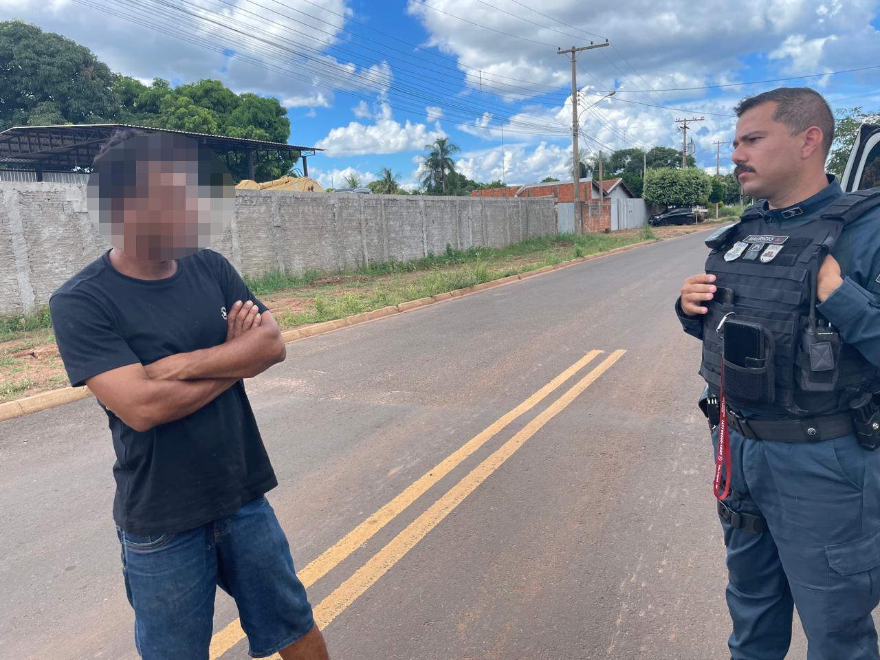 Homem sem CNH carregando garrafa de “cachaça” em moto é abordado pela PM em Três Lagoas