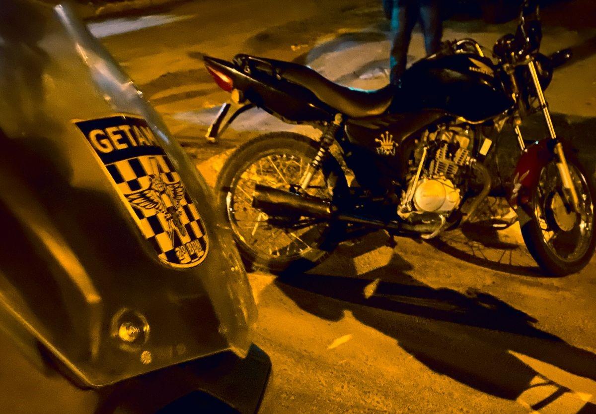 “Mais um rodou” Adolescente ousado empina moto diante do GETAM e acaba apreendido “Mais um rodou” Adolescente ousado empina moto diante do GETAM e acaba apreendido