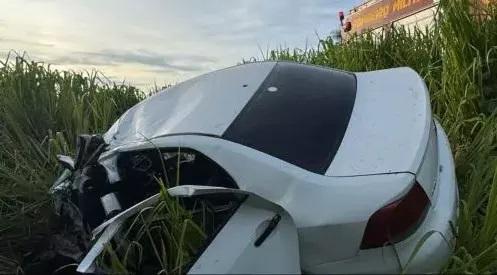 Motorista de 29 anos morre em acidente com carreta na BR-267