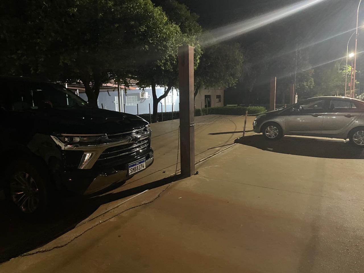 Motorista folgado” fecha” entrada de funcionários da Rádio Caçula; multas foram feitas no local e em outros veículos que estavam em cima da calçada Motorista folgado” fecha” entrada de funcionários da Rádio Caçula; multas foram feitas no local e em outros veículos que estavam em cima da calçada