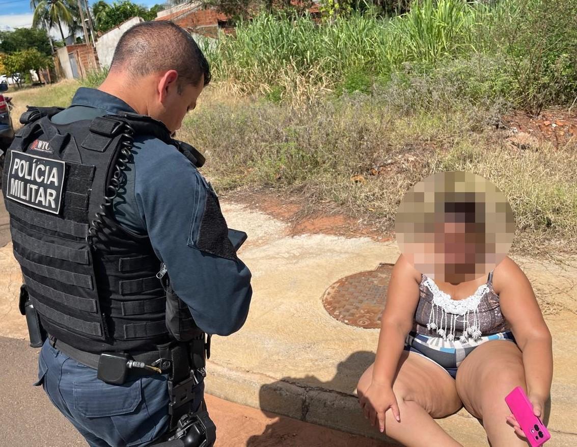 Mulher cai de moto após derrapagem em trecho com terra na Avenida Rosário Congro