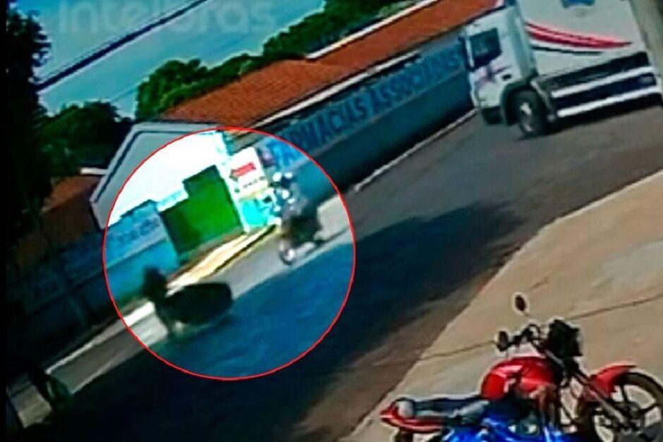 Mulher e criança ficam feridas após moto bater em carrinho de reciclável em Aquidauana-MS