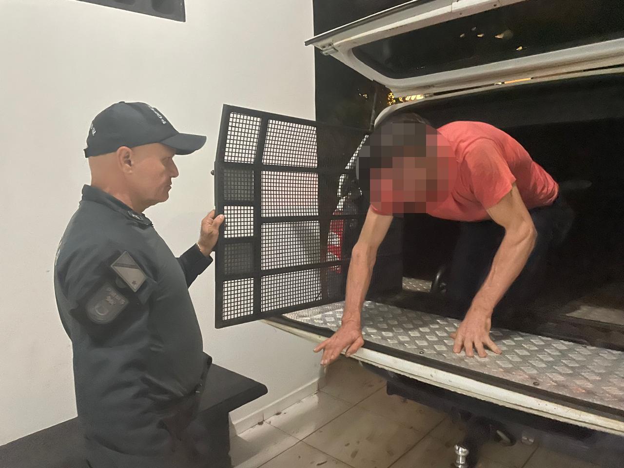 Nem a chuva parou! Homem bebe um litro de Velho Barreiro, mistura com “Crack”, quebra móveis e ameaça idosa de 70 anos com faca Nem a chuva parou! Homem bebe um litro de Velho Barreiro, mistura com “Crack”, quebra móveis e ameaça idosa de 70 anos com faca