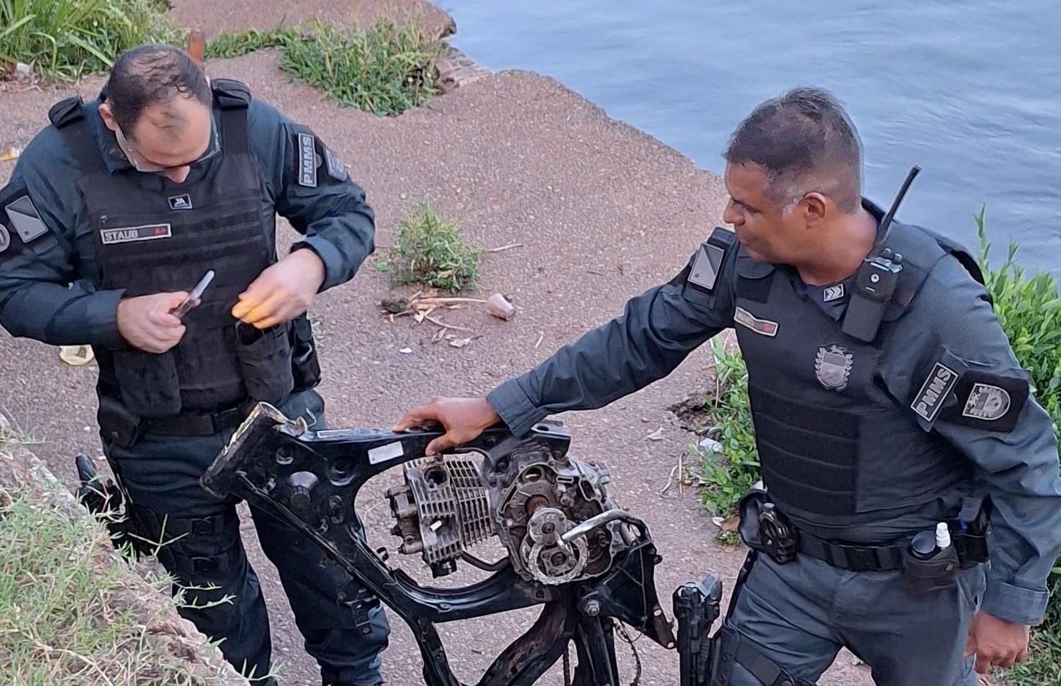PM apreende quadro e motor de moto que foi encontrado dentro do rio Panará em Três Lagoas PM apreende quadro e motor de moto que foi encontrado dentro do rio Panará em Três Lagoas