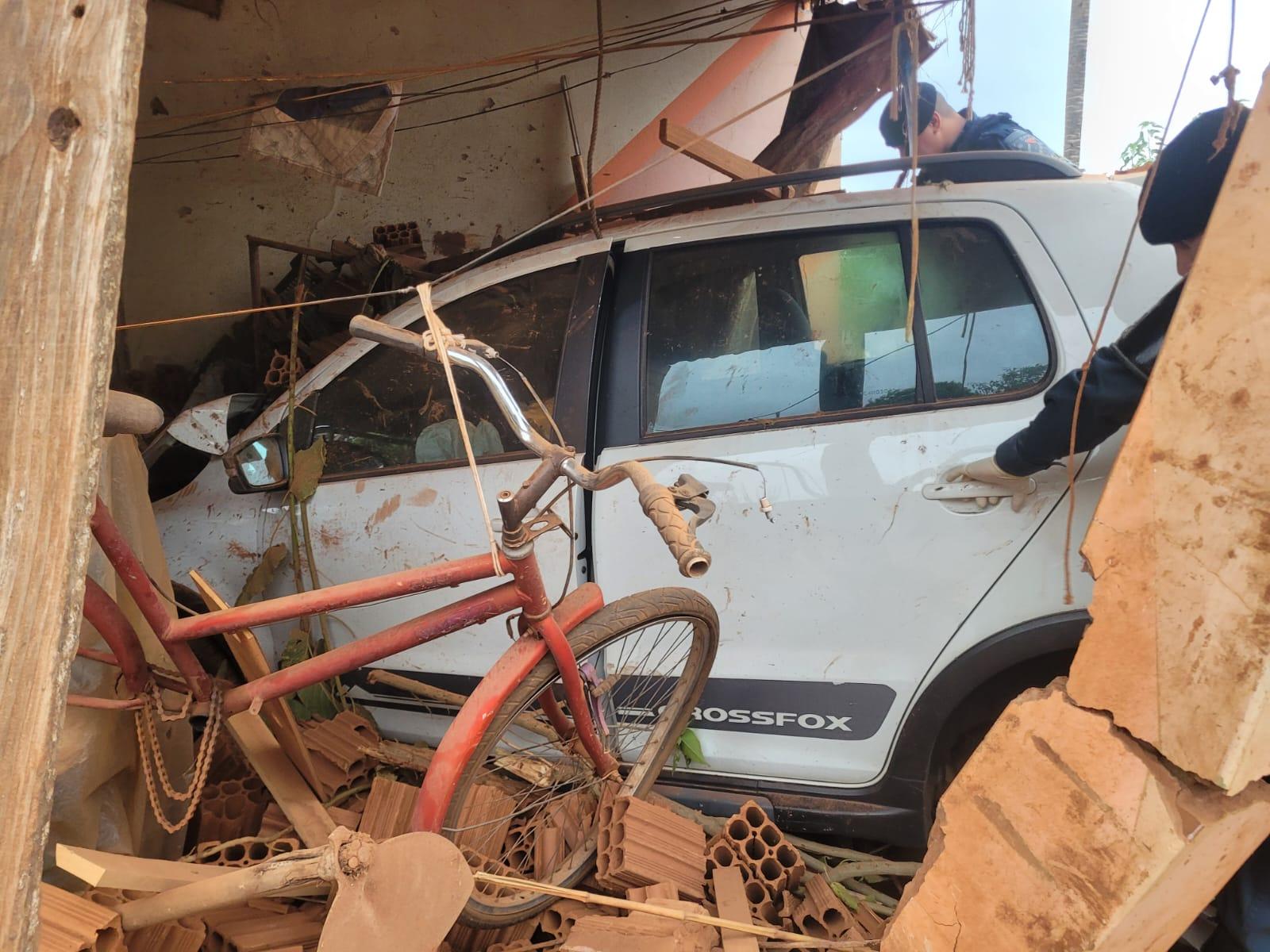 Professora é assaltada ao sair para ajudar na igreja; bandidos roubam e destroem seu carro em Três Lagoas 