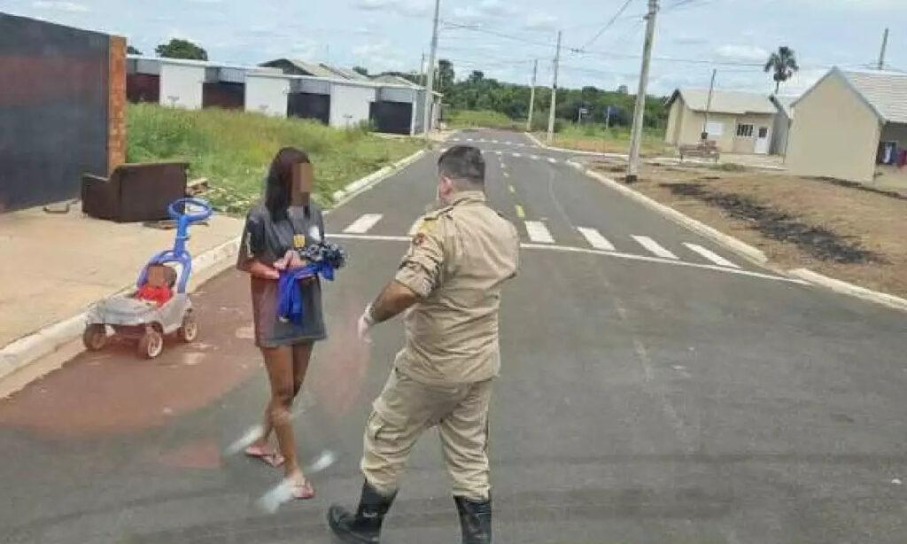 Recém-nascido é encontrado em terreno baldio e mãe adolescente é conduzida à delegacia