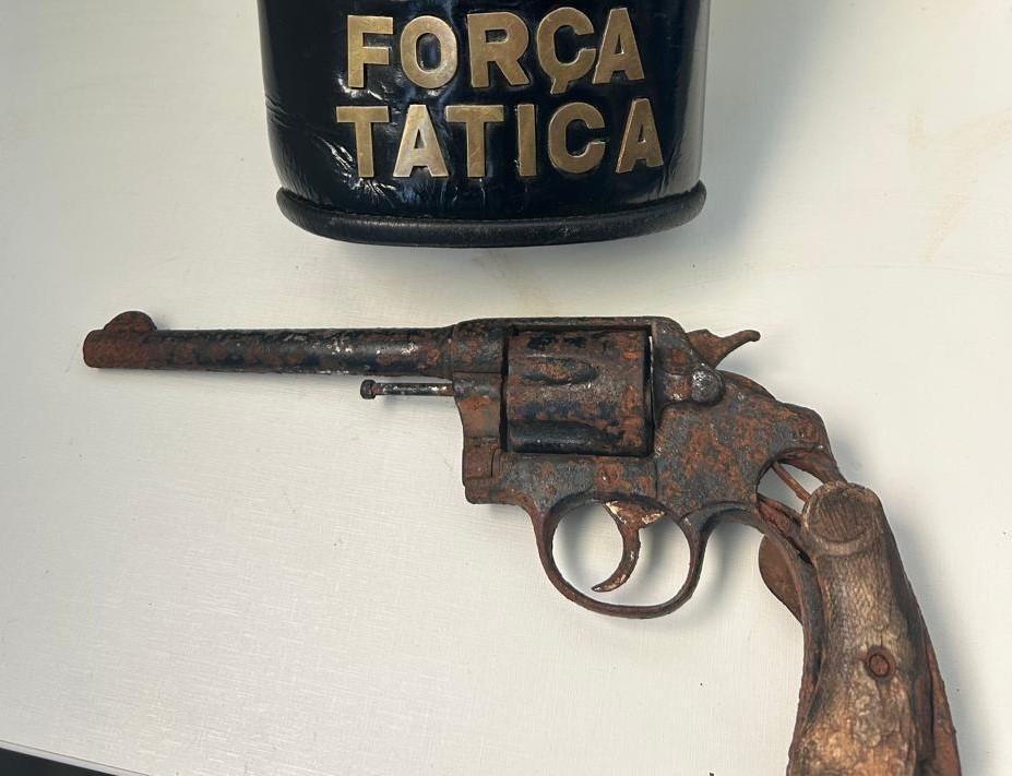 Vigilante da UFN-3 encontra arma de fogo escondida em esgoto; PM foi ao local e apreendeu o revólver 