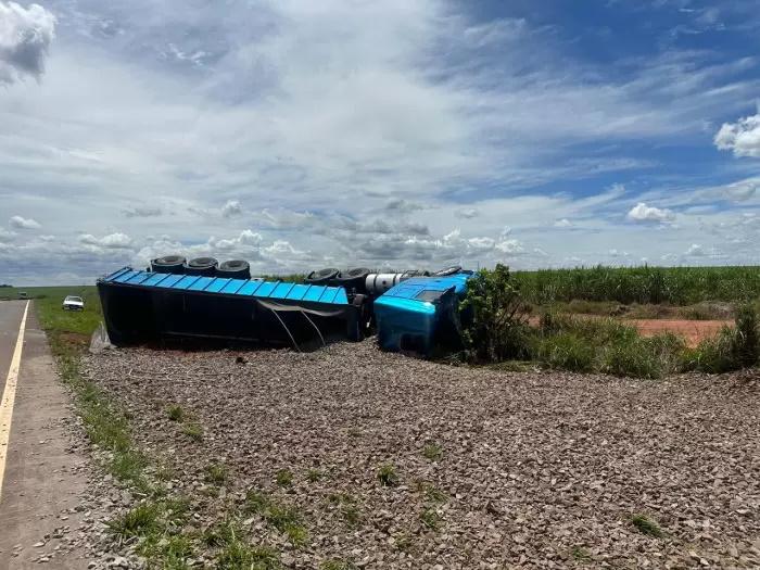 Carreta tomba na MS-316 na região de Paraíso das Águas; motorista sai ileso Carreta tomba na MS-316 na região de Paraíso das Águas; motorista sai ileso