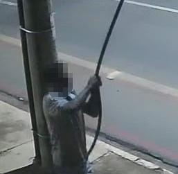 Bandido não tira nem folga durante Carnaval: Ladrão de fios acaba preso pela PM na noite deste domingo Bandido não tira nem folga durante Carnaval: Ladrão de fios acaba preso pela PM na noite deste domingo