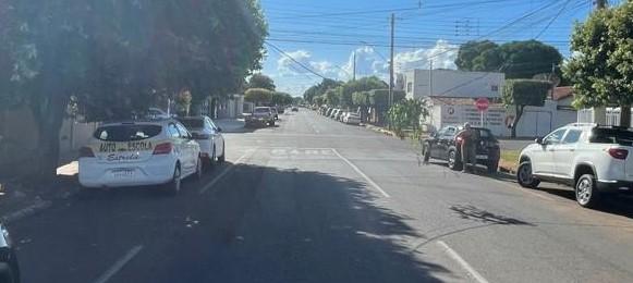 Caminhão arranca fios, danifica padrão e deixa risco de choque em movimentada rua no Centro de Três Lagoas Caminhão arranca fios, danifica padrão e deixa risco de choque em movimentada rua no Centro de Três Lagoas