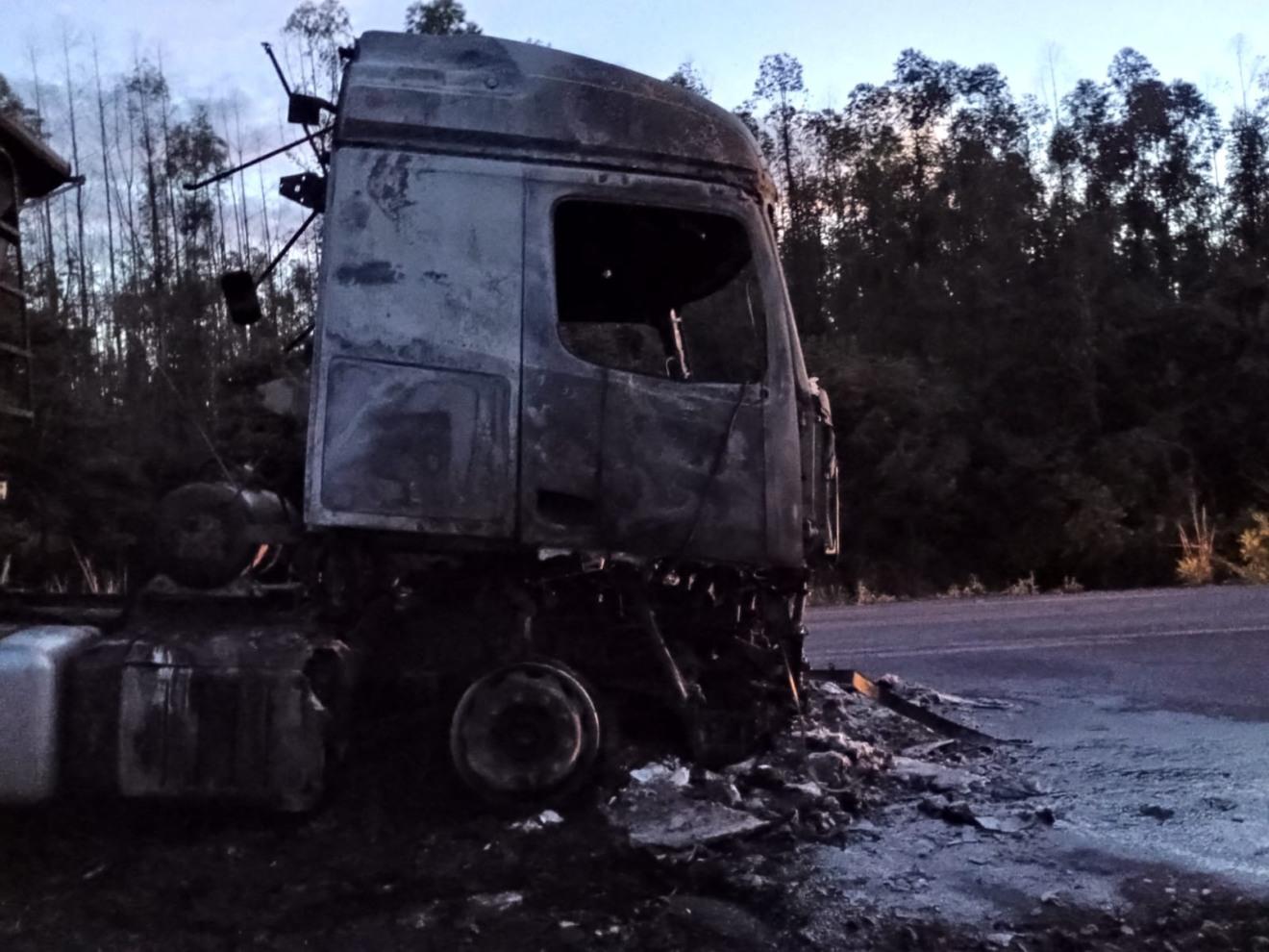 Caminhão fica destruído após “pegar fogo” na rodovia MS-112 entre Três Lagoas e Inocência Caminhão fica destruído após “pegar fogo” na rodovia MS-112 entre Três Lagoas e Inocência