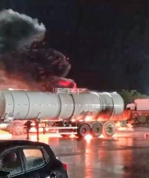 Carreta-tanque pega fogo em posto de combustíveis na divisa entre Três Lagoas-MS e Castilho-SP