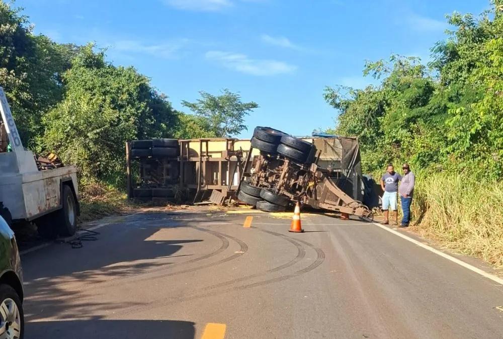 Carreta tomba e interdita MS-395 entre Brasilândia e Bataguassu