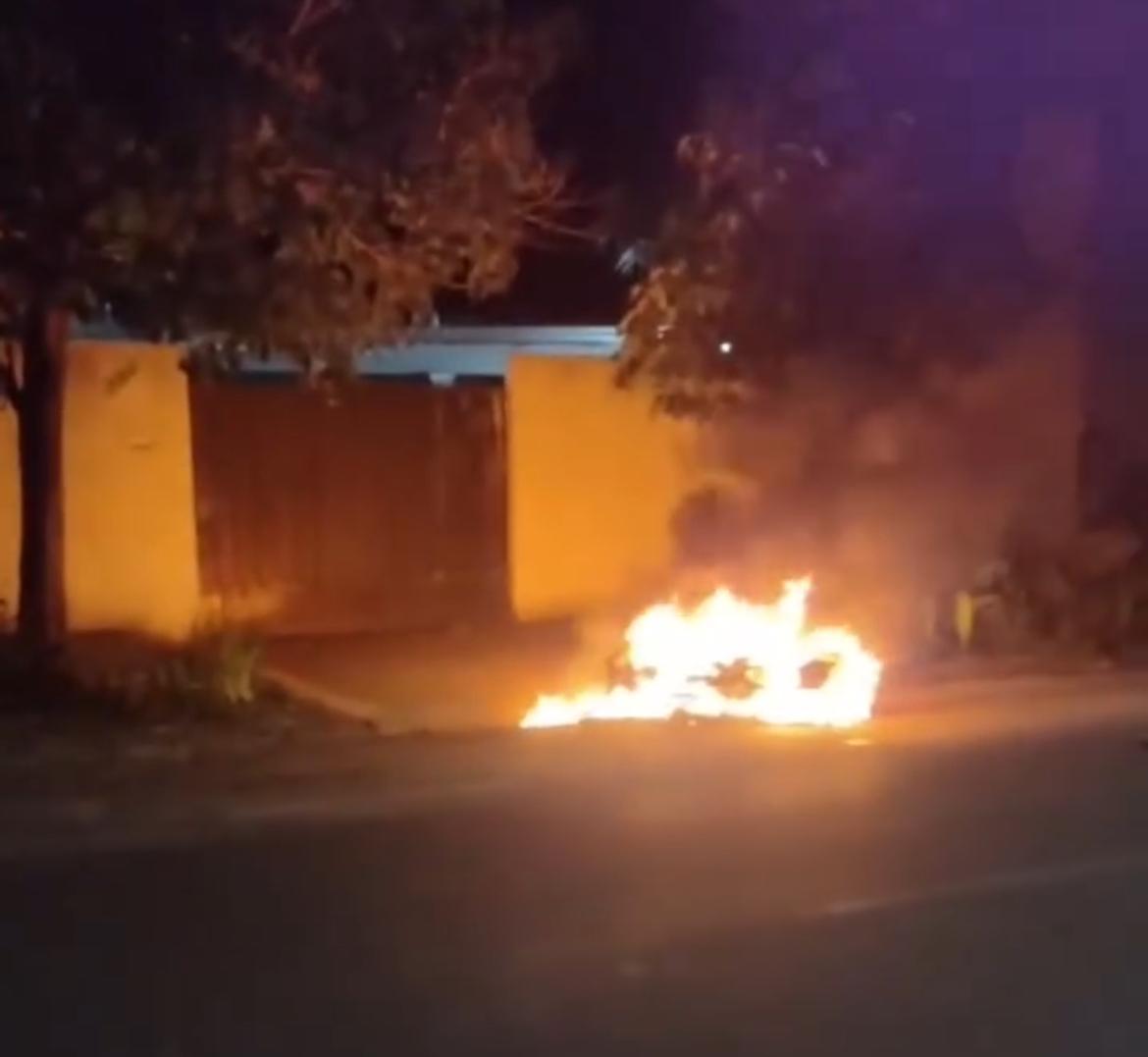 Homem se vinga de acidente e incendeia motocicleta em Três Lagoas Homem se vinga de acidente e incendeia motocicleta em Três Lagoas