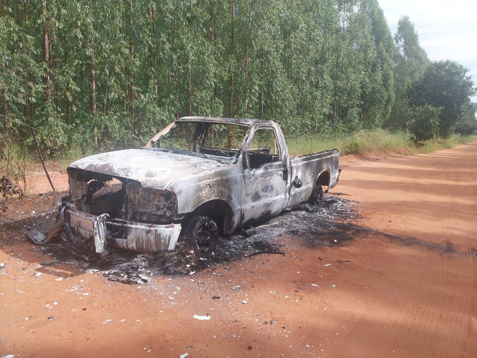 Mistério na área dos ranchos: Caminhonete F-250 é encontrada queimada em estrada próximo ao condomínio Eloy Chaves em Três Lagoas 