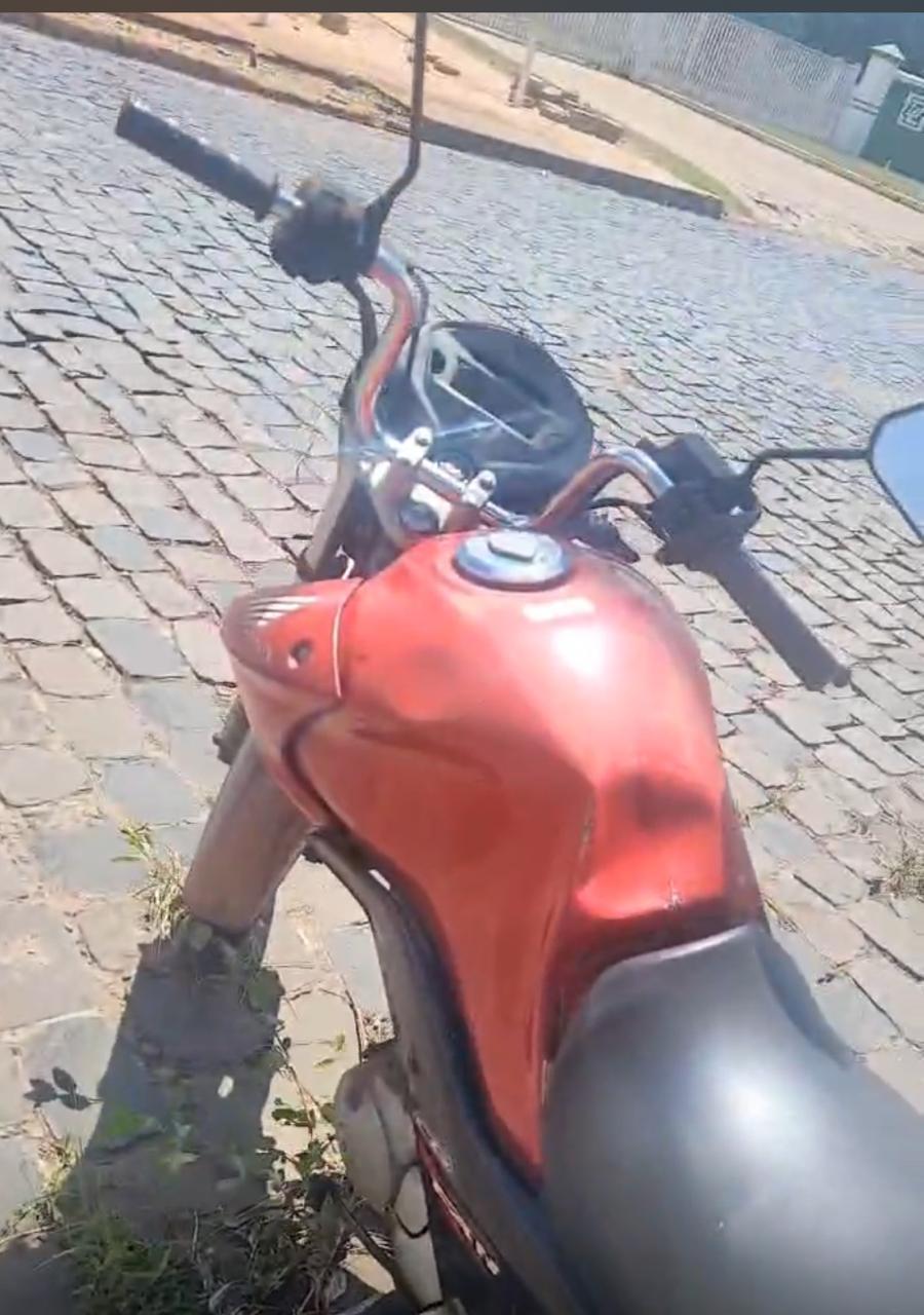 Mistério no Distrito Industrial: Motocicleta abandonada há 15 dias em frente de fábrica é apreendida pela PM de Três Lagoas Mistério no Distrito Industrial: Motocicleta abandonada há 15 dias em frente de fábrica é apreendida pela PM de Três Lagoas