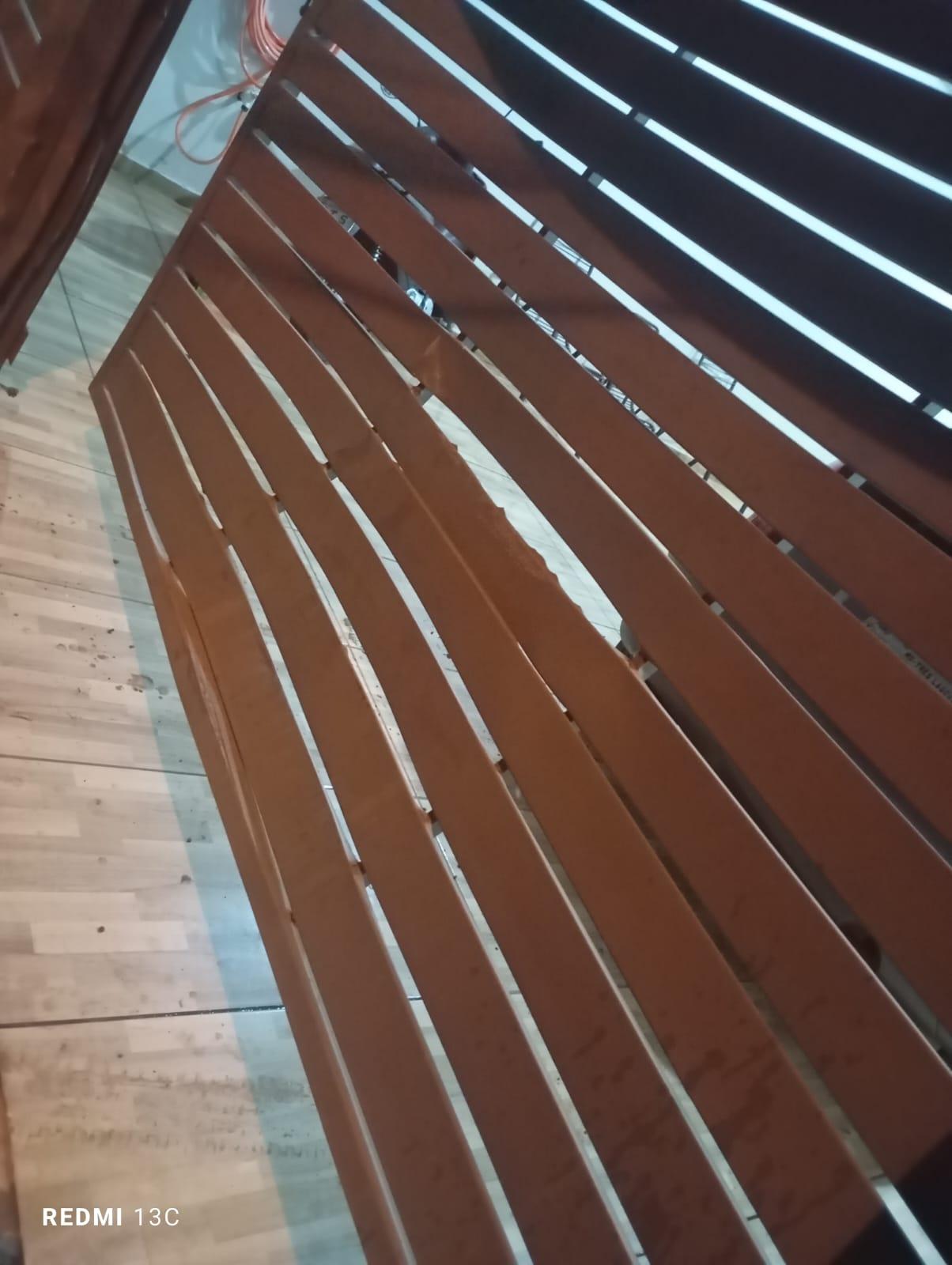 Motorista invade calçada, danifica portão de residência e foge após causar estragos no Jd. Guaporé em Três Lagoas