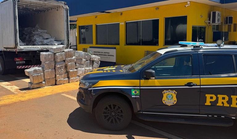 PRF de Três Lagoas encontra quase 1 tonelada de maconha escondida em carga de carne