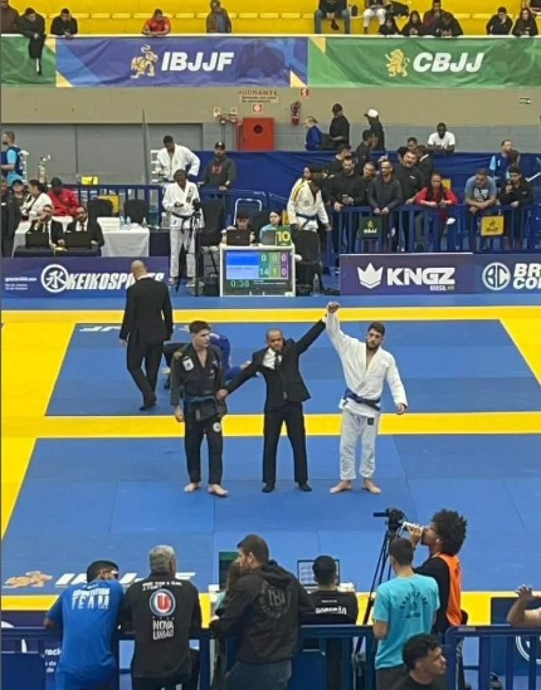 Orgulho de Três Lagoas! Eduardo Guarnieri Brilha no Brasileiro de Jiu-Jitsu e Já Mira o Pódio em Florianópolis Orgulho de Três Lagoas! Eduardo Guarnieri Brilha no Brasileiro de Jiu-Jitsu e Já Mira o Pódio em Florianópolis