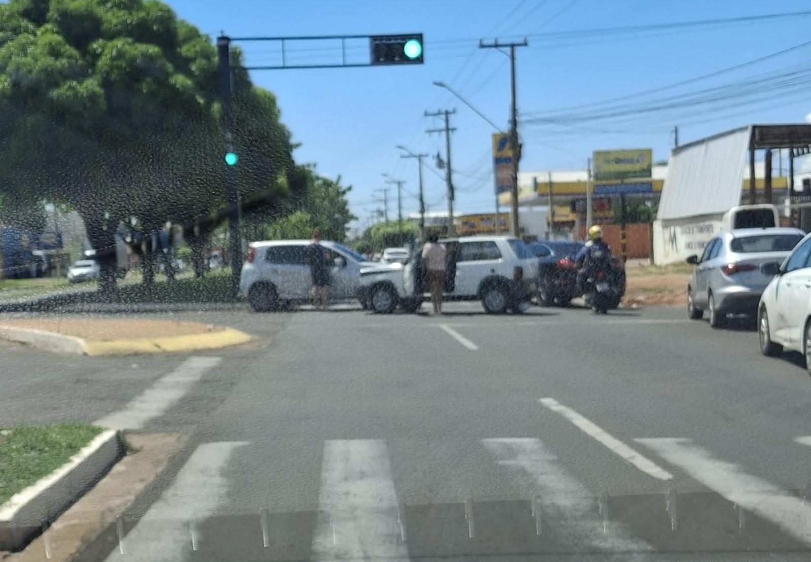 Acidente na Baldomero Leituga: Dois Fiat Uno colidem em avenida movimentada em Três Lagoas