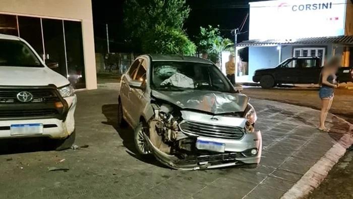 Adolescente pega carro escondido dos pais e bate em caminhonete em Camapuã