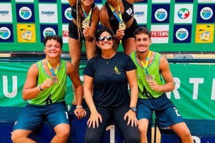 Areia, garra e medalhas! Três Lagoas brilha no Estadual de Vôlei de Praia com Ouro e dois Bronzes Areia, garra e medalhas! Três Lagoas brilha no Estadual de Vôlei de Praia com Ouro e dois Bronzes