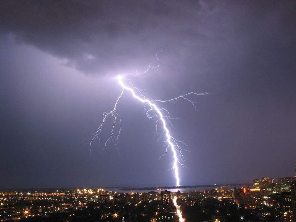 Céu virou campo de batalha: Mais de 1.500 raios caem sobre Três Lagoas durante temporal desta quinta-feira (24)