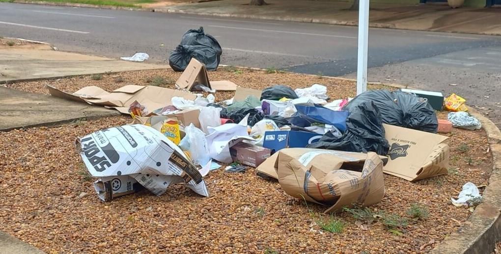 Choveu, alagou… Mas de quem é a culpa? Nem todos, mas alguns moradores de Três Lagoas ainda insistem em entupir os bueiros da cidade jogando lixo nas ruas