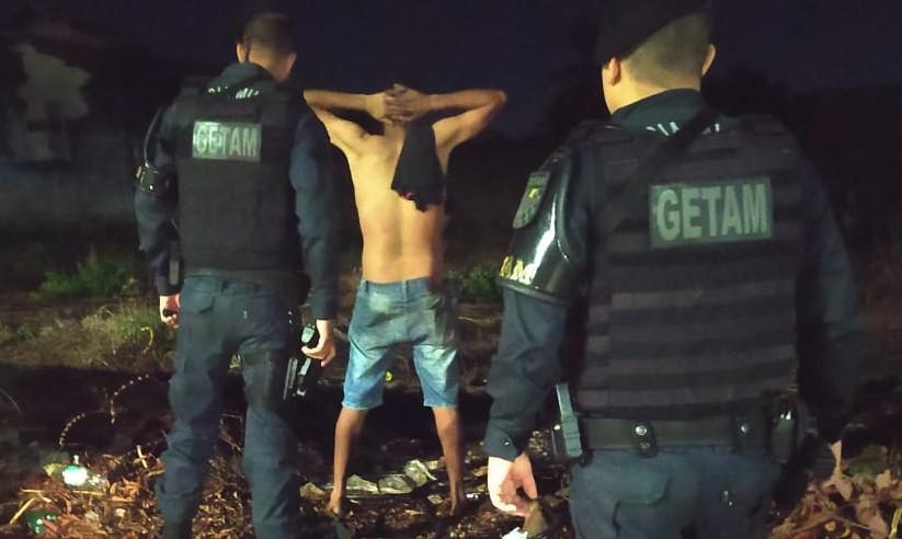 “Churrasquinho de fio” termina em prisão — Ladrão é pego no flagra queimando cabos de cobre em terreno baldio em Três Lagoas