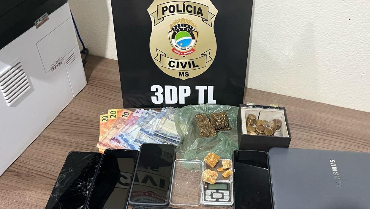 “Disk Droga” EXPLODE em Três Lagoas: entregador, preparadores e usuários são presos com drogas, dinheiro e até balança de precisão “Disk Droga” EXPLODE em Três Lagoas: entregador, preparadores e usuários são presos com drogas, dinheiro e até balança de precisão