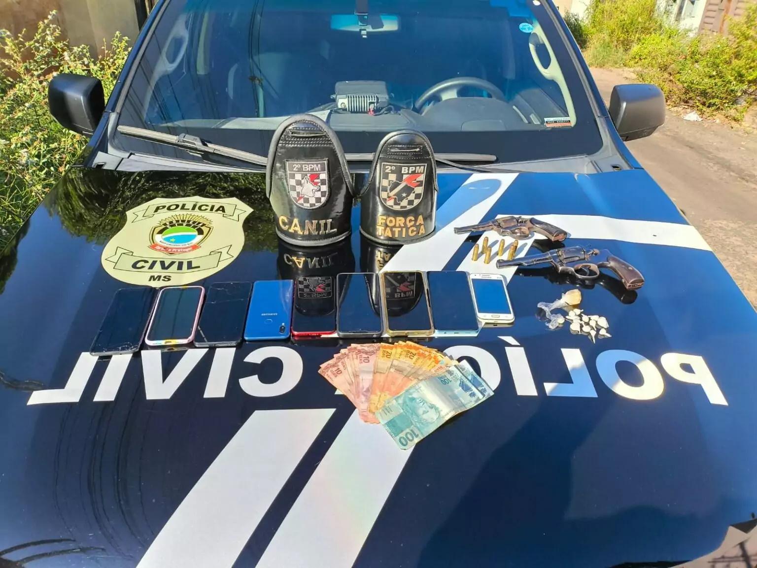 Drogas, armas e objetos furtados são apreendidos no bairro São João, em operação da PM e Polícia Civil