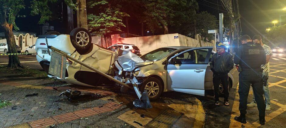Em Campo Grande, carro fica destruído em capotamento na Espírito Santo com a Afonso Pena