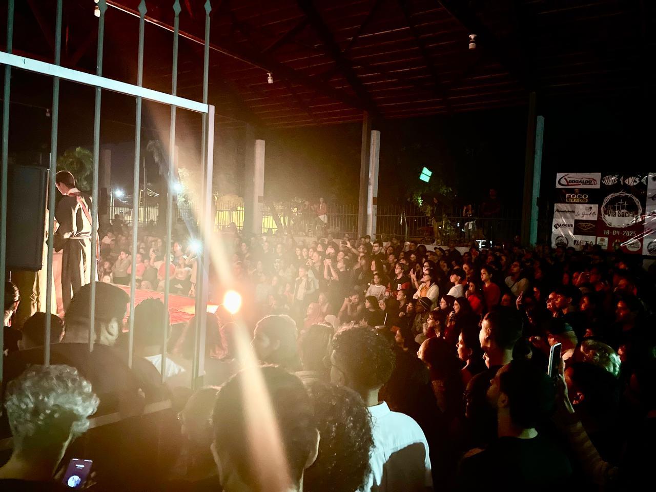 Galpão da NOB fica lotado por fiéis durante encenação da Paixão de Cristo em Três Lagoas Galpão da NOB fica lotado por fiéis durante encenação da Paixão de Cristo em Três Lagoas