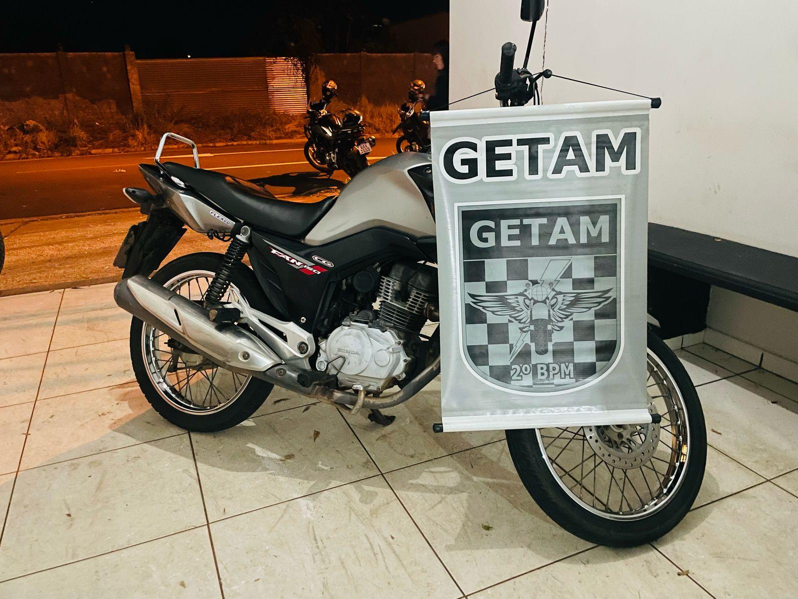 Jovem empina moto, avança sinal vermelho e é detido pela PM em Três Lagoas