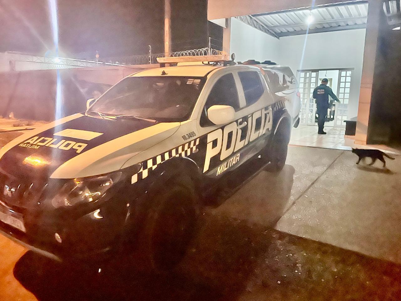 Luta pela Vida: Para não ser enforcada até a morte após apanhar do esposo, mulher alcança faca e esfaqueia o companheiro que fugiu do local com a ajuda do pai Luta pela Vida: Para não ser enforcada até a morte após apanhar do esposo, mulher alcança faca e esfaqueia o companheiro que fugiu do local com a ajuda do pai