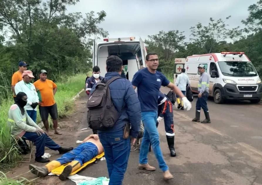 Ônibus com vários trabalhadores cai de cima de ponte em Figueirão