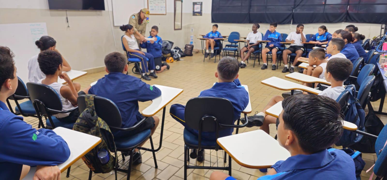 Patrulha Mirim de Três Lagoas aprende a salvar vidas em treinamento com o Corpo de Bombeiros Patrulha Mirim de Três Lagoas aprende a salvar vidas em treinamento com o Corpo de Bombeiros