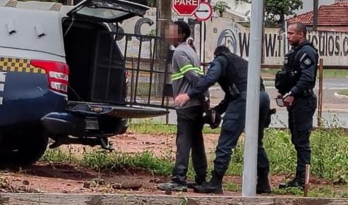PM de Três Lagoas mostra preparo ao prender foragido da Colônia Penal que estava como passageiro em Fiat Uno PM de Três Lagoas mostra preparo ao prender foragido da Colônia Penal que estava como passageiro em Fiat Uno